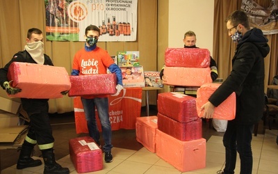 Paczki docierały do rodzin także z pomocą strażaków.