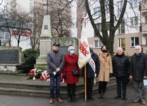 Delegacja pod pomnikiem Radomskiego Czerwca '76. Z prawej Zdzisław Maszkiewicz.