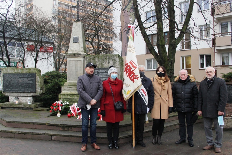 Delegacja pod pomnikiem Radomskiego Czerwca '76. Z prawej Zdzisław Maszkiewicz.