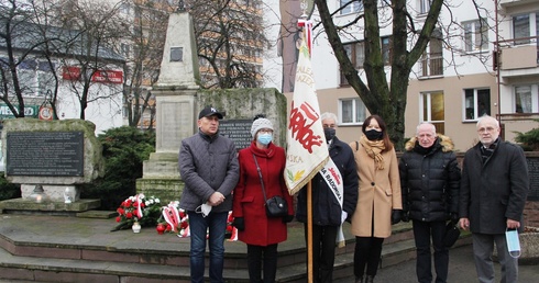 Delegacja pod pomnikiem Radomskiego Czerwca '76. Z prawej Zdzisław Maszkiewicz.