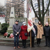 Delegacja pod pomnikiem Radomskiego Czerwca '76. Z prawej Zdzisław Maszkiewicz.