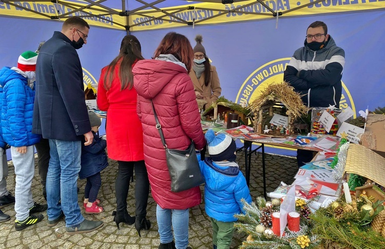 Kiermasz bożonarodzeniowy w parafii pw. św. Andrzeja Boboli w Miliczu