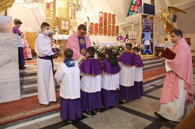 Błogosławieństwo nowych ministrantów w Pasiebcu