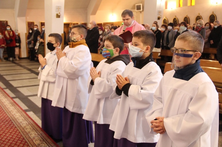 Błogosławieństwo nowych ministrantów w Pasiebcu