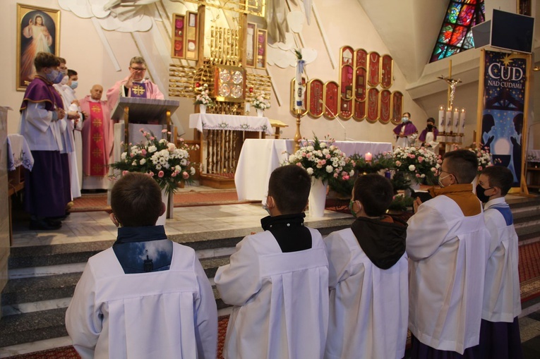 Błogosławieństwo nowych ministrantów w Pasiebcu