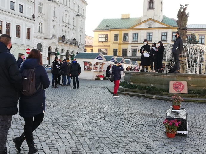 Cieszyn. Pogrzeb polskiej edukacji z trumną na rynku