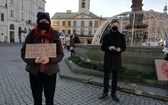 Cieszyn. Pogrzeb polskiej edukacji z trumną na rynku