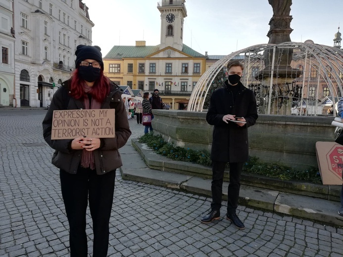 Cieszyn. Pogrzeb polskiej edukacji z trumną na rynku