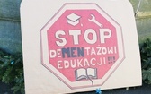 Cieszyn. Pogrzeb polskiej edukacji z trumną na rynku