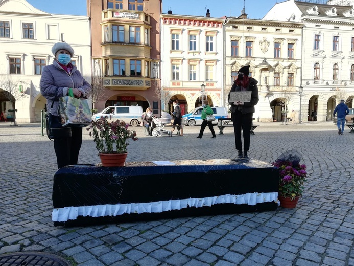 Cieszyn. Pogrzeb polskiej edukacji z trumną na rynku