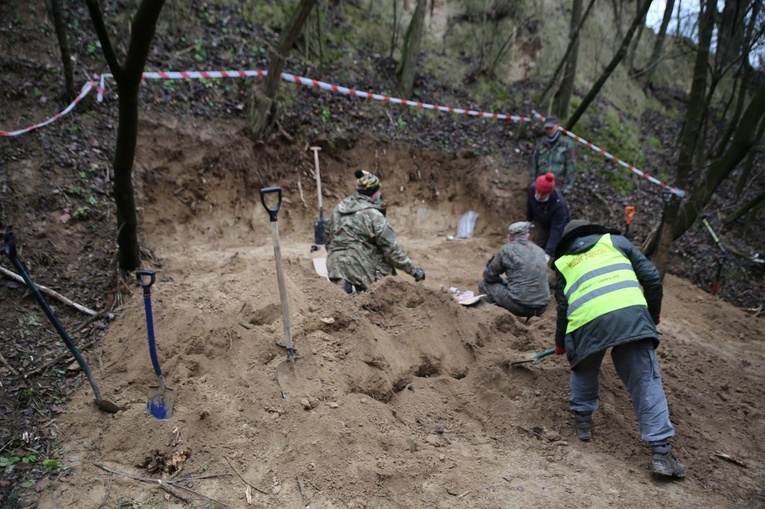 Wydobycie wraku samolotu 