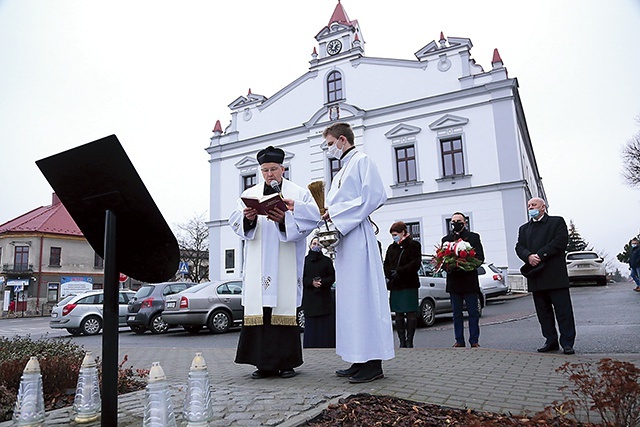 	Tablicę i plac poświęcił ks. Jerzy Kawik.