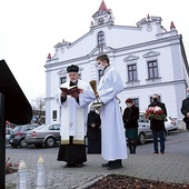 	Tablicę i plac poświęcił ks. Jerzy Kawik.