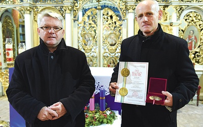 Medal od biskupa przekazał panu Andrzejowi proboszcz.