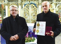 Medal od biskupa przekazał panu Andrzejowi proboszcz.