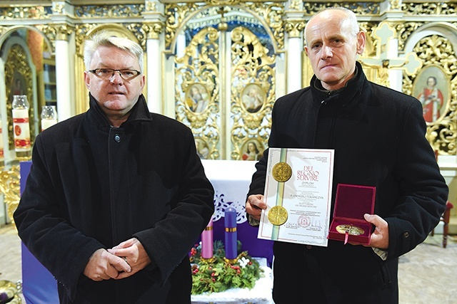 Medal od biskupa przekazał panu Andrzejowi proboszcz.