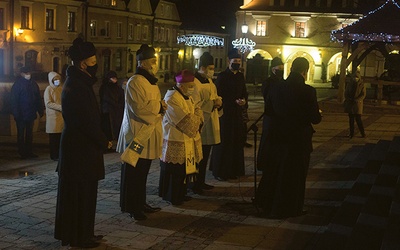 Wieczorna modlitwa na sandomierskim rynku. 