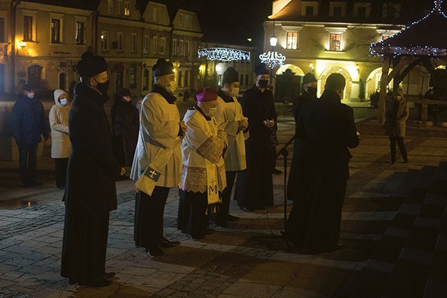 Wieczorna modlitwa na sandomierskim rynku. 