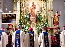 	Moment odczytania dokumentu, w którym pasterze ofiarowali diecezję świdnicką Oblubieńcowi NMP. 