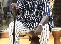 O. Emmanuel Noufe w tradycyjnym stroju z Burkina Faso (oprócz butów :))