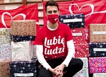 – Widząc, jak ludzie płaczą ze wzruszenia, gdy dostają prezenty, wiemy, że warto było podjąć trud pracy dla nich – zapewnia wolontariusz Kuba.