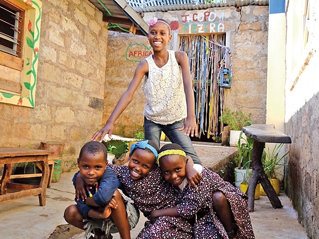 Mali Kenijczycy potrafią cieszyć się z drobiazgów.