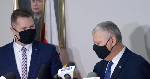 Na konferencji prasowej ministrowi Czarnkowi (z lewej) towarzyszył poseł Marek Suski.
