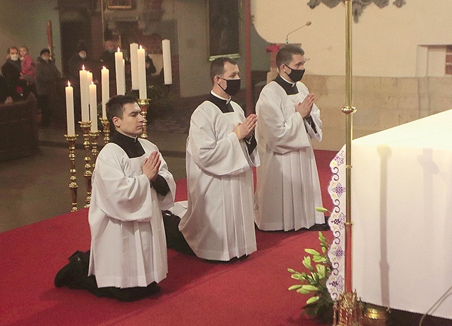 Klerycy przyjęli strój duchowny.