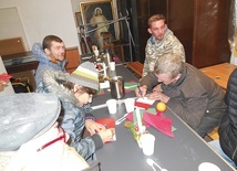 Obdarowani piszą kartki z życzeniami dla tych, którzy przygotowali paczki.