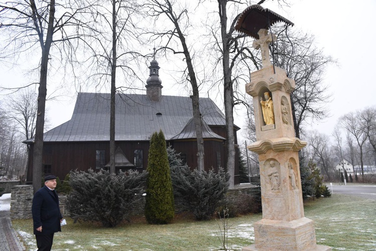 Wypiękniało otoczenie starego i nowego kościoła. Na placu stanęła odrestaurowana kamienna kapliczka Matki Bożej. 