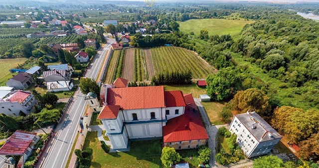 Pobernardyńska świątynia pw. Bożego Ciała w Józefowie nad Wisłą z lotu ptaka.