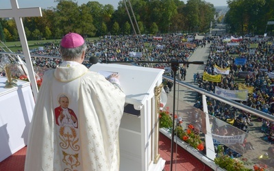 Doroczna pielgrzymka Rodziny Szkół Jana Pawła II na Jasną Górę (przed pandemią). Opiekę duszpasterską nad rodziną sprawuje bp Henryk Tomasik.