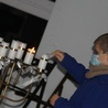 Każdego dnia dzieci zapalają siedem świec.