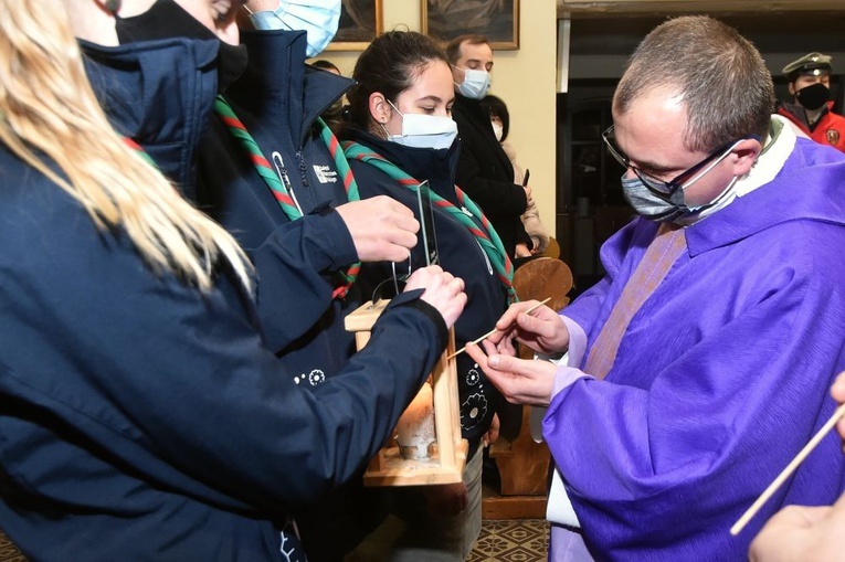 Przekazanie Betlejemskiego Światła Pokoju w Starczowie