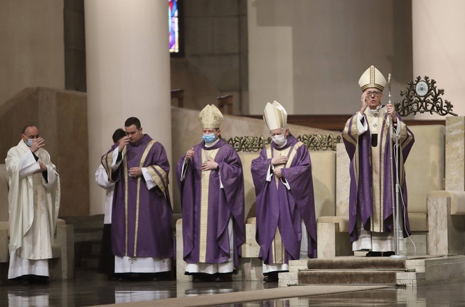 Msza święta w Katowickiej Katedrze w 39 rocznicę pacyfikacji kopalni Wujek.