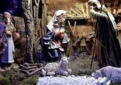 Szopka w katedrze. Figury Maryi i Jezusa zostały opatrzone maseczkami ochronnymi.
grudzień 2020 Turyn, Włochy