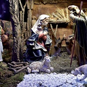 Szopka w katedrze. Figury Maryi i Jezusa zostały opatrzone maseczkami ochronnymi.
grudzień 2020 Turyn, Włochy