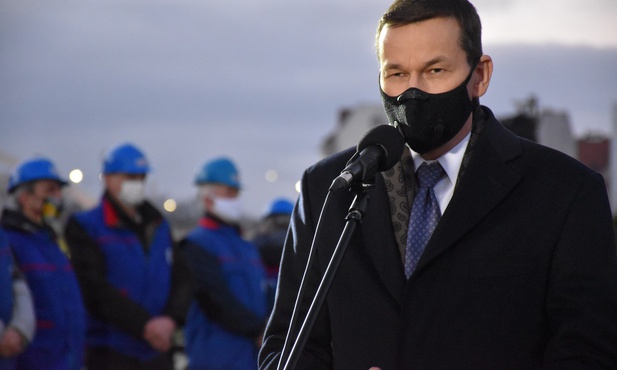 Premier Morawiecki w czasie wystąpienia na pl. Solidarności w Gdańsku.