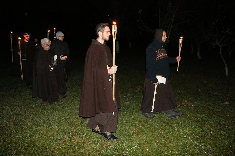 Wieczorna wyjątkowa modlitwa przy kaplicy Mądrości Bożej