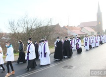 Ostatnie pożegnanie kapłana i jego mamy