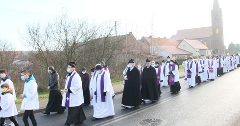 Ostatnie pożegnanie kapłana i jego mamy