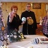 Panie Genowefa Mądra (z prawej) i Marianna Sieczkowska z ks. Gabrielem Marciniakiem prezentują świąteczne ozdoby.