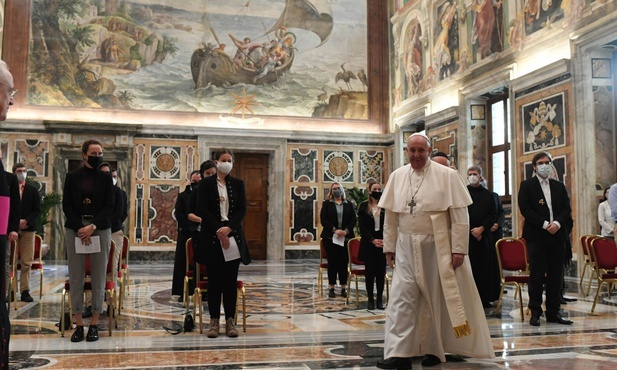 Papież: społeczeństwa potrzebują obecności Boga