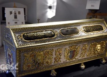 W miejscu prezentacji sarkofagu można zobaczyć zdjęcia jego wcześniejszego stanu, jak również postaci, których ciała spoczywały w obu trumnach.