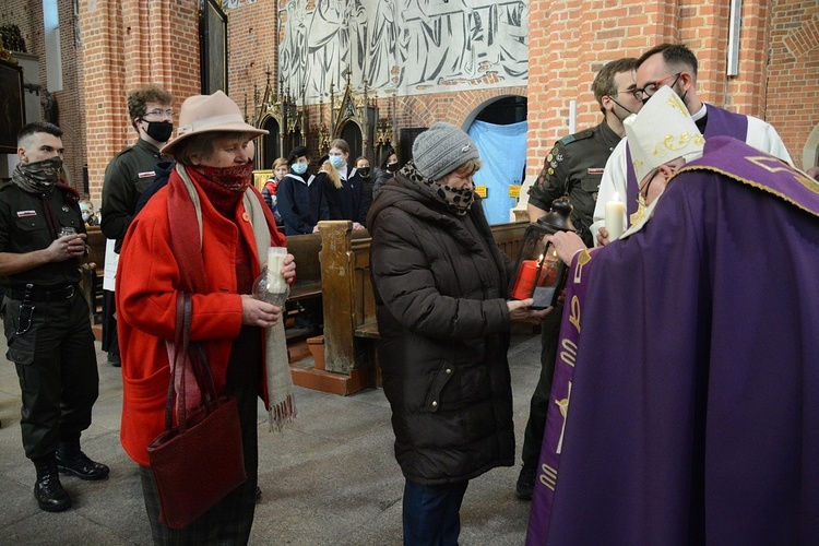 Opole. Przekazanie Światła Betlejemskiego