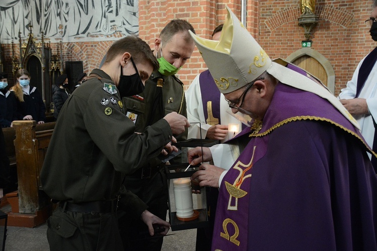 Opole. Przekazanie Światła Betlejemskiego