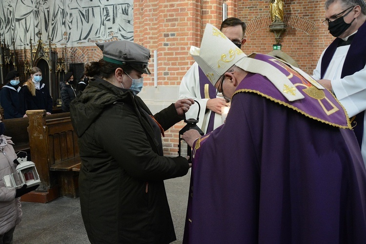 Opole. Przekazanie Światła Betlejemskiego