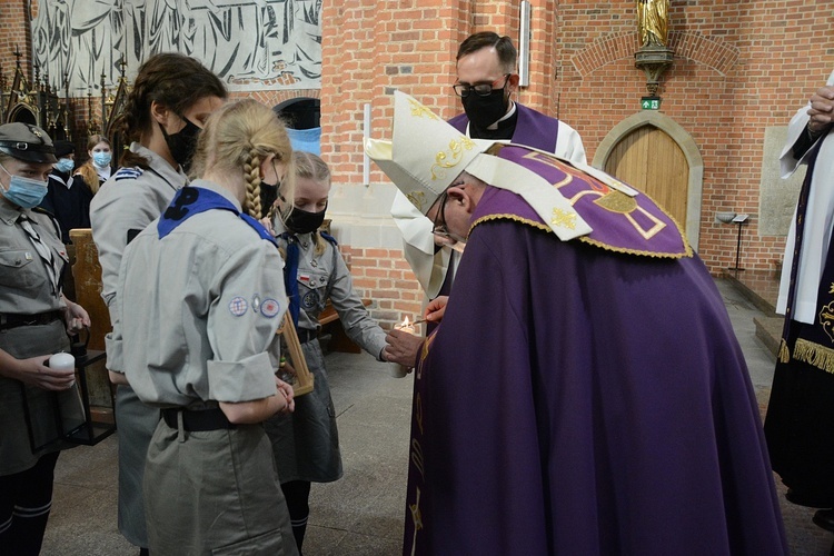 Opole. Przekazanie Światła Betlejemskiego