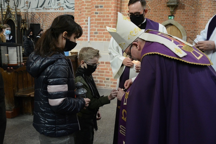 Opole. Przekazanie Światła Betlejemskiego