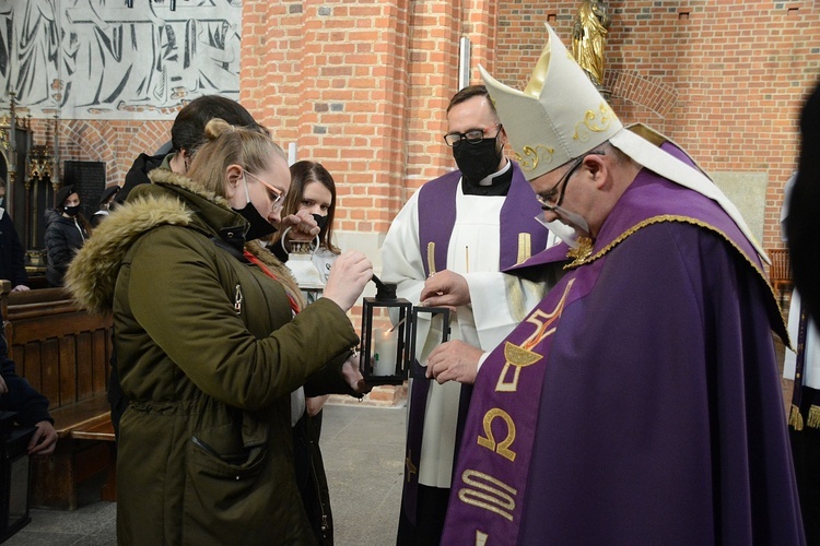 Opole. Przekazanie Światła Betlejemskiego